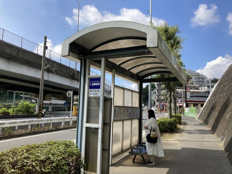 マンションから徒歩3分の横浜新道バス停！横浜駅へ発着多数・乗車約20分で行けます！
