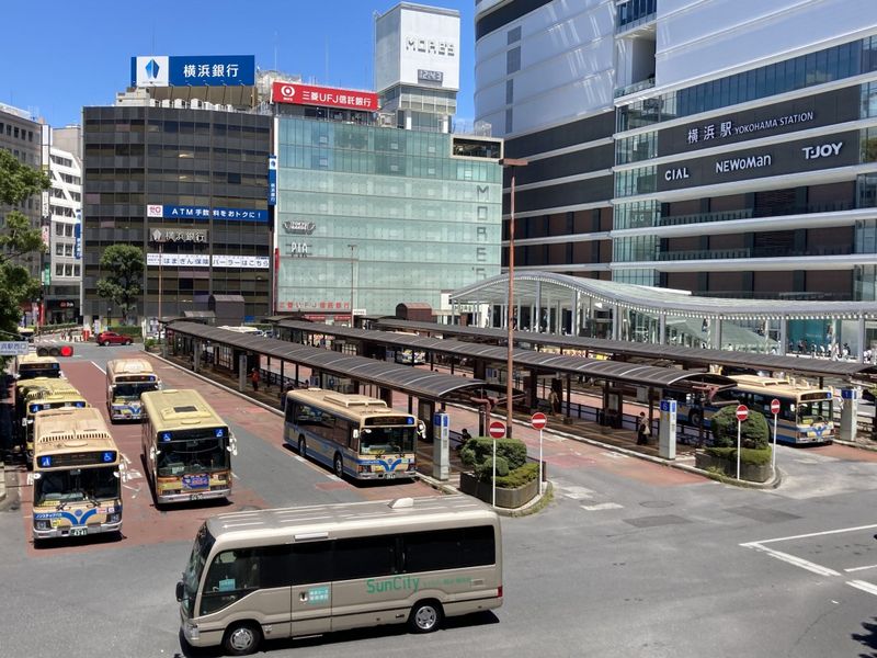 横浜駅西口のバスターミナル（ここからマンション最寄りバス停「横浜新道」行きのバスが発着）