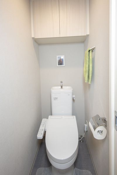 トイレ　※モデルルームの写真です。小物はございません。