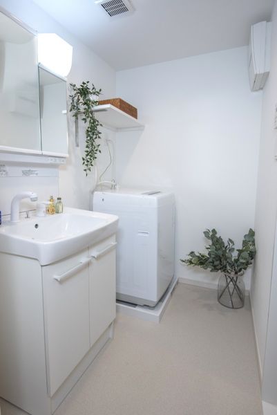 独立洗面台（Dタイプ）　脱衣スペースも広々快適！※モデルルームのため、家具家電以外の小物は付きません。
