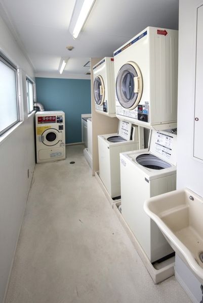 コインランドリー（洗濯機、乾燥機）が各階にあり混雑しません。奥にはシンクがあります。