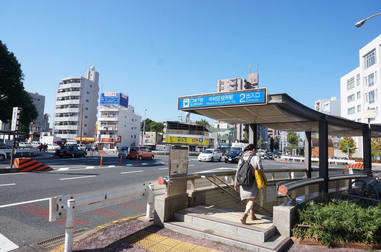 もう一つの最寄駅の中村区役所駅は人通り、車通りの多い明るい街中にあります。