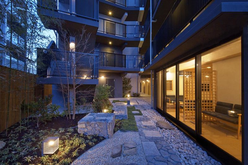 内庭(カフェテリアからも京都を感じられる内庭です)