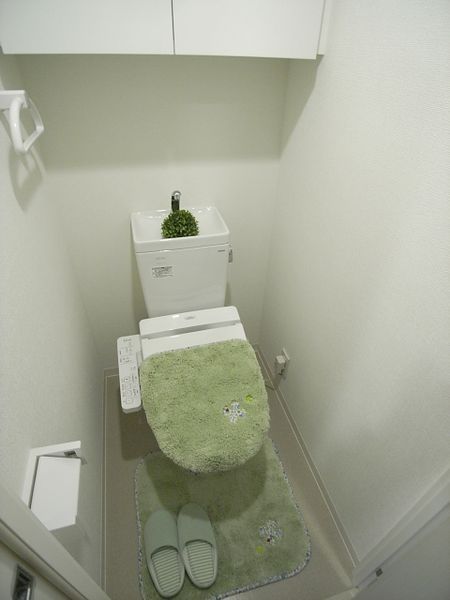 トイレ(食事付き学生マンションでは貴重な温水洗浄便座が付いています。)