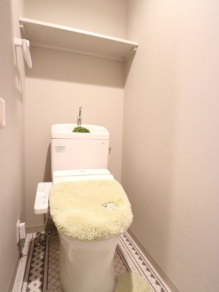 温水洗浄機能付きトイレ（上部の棚も日用品収納に便利です）