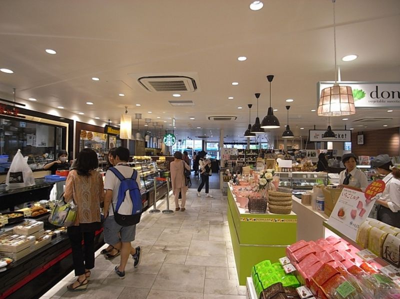 駅直結のショッピングモール「nonowa」には惣菜や雑貨、日用品など様々な物が売っています。