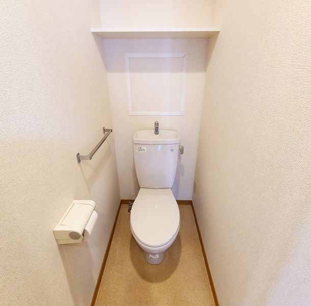 トイレ（Cタイプ）　収納棚付の独立トイレです。