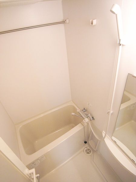 浴室　バストイレ別で十分なスペースの浴槽です。