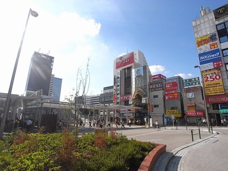JR中央線で新宿まで1駅5分の中野駅。2013年には明治大学・帝京平成大学の新しい校舎も完成予定
