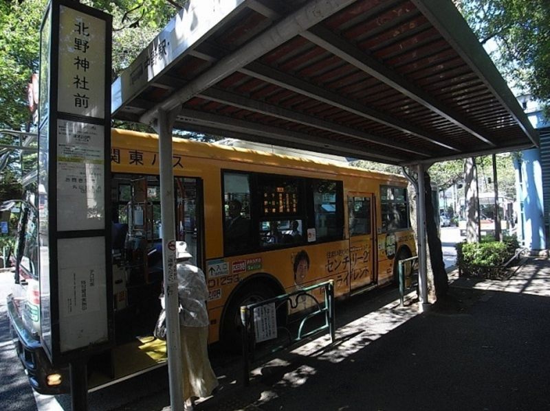 マンションから徒歩約2分の場所にあるバス停からは中野駅へ楽々アクセス。雨の日も安心