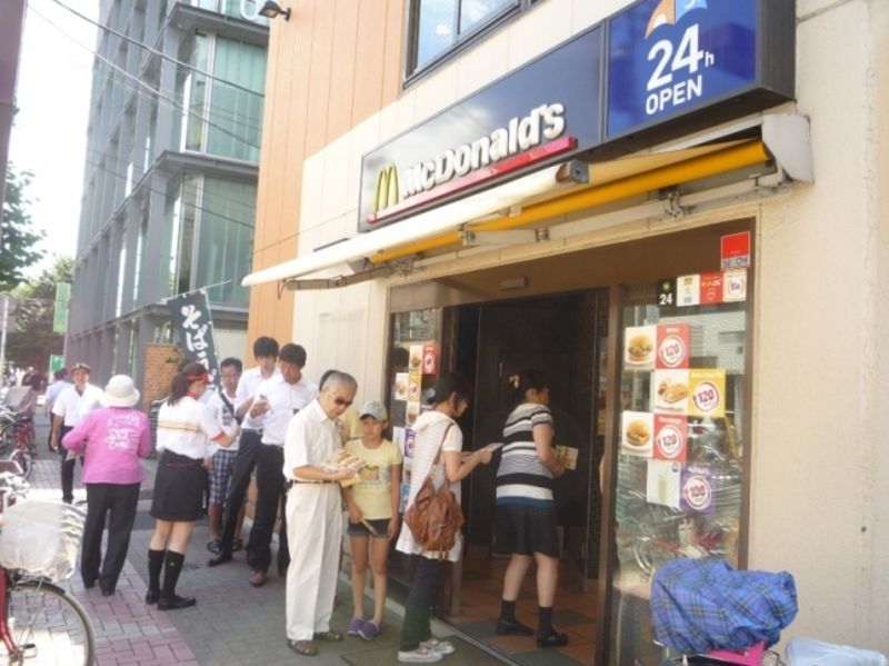 新大塚駅前の飲食店も深夜まで営業！