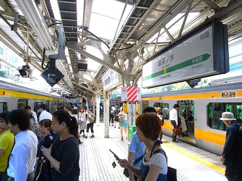 ＪＲ総武・中央線の快速停車駅。東京駅へ４分、新宿駅へ９分と、まさに都内の中心地！
