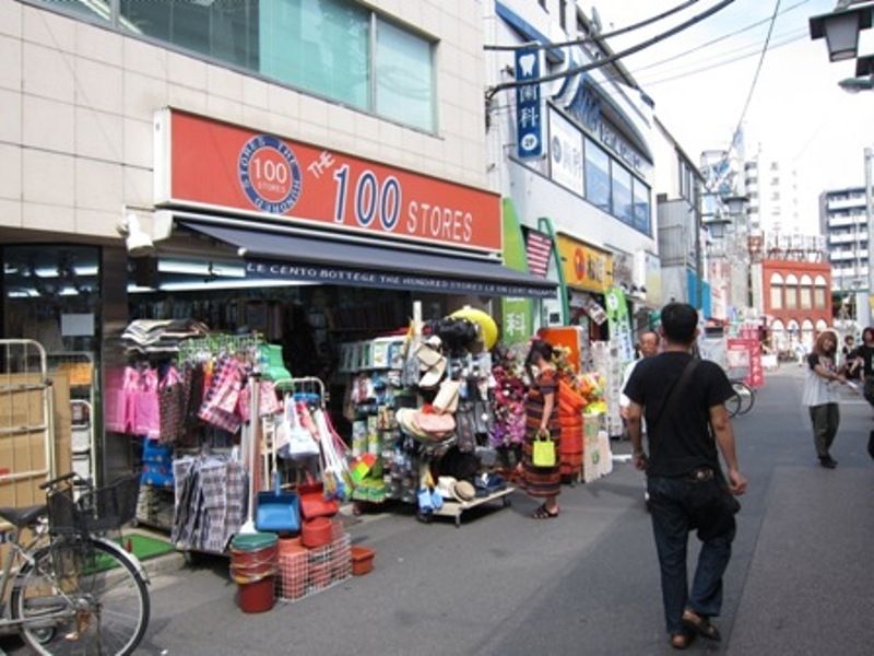 昔ながらの商店が多く温かみを感じる椎名町。駅前には100円ショップがありちょっとした買い物も便利